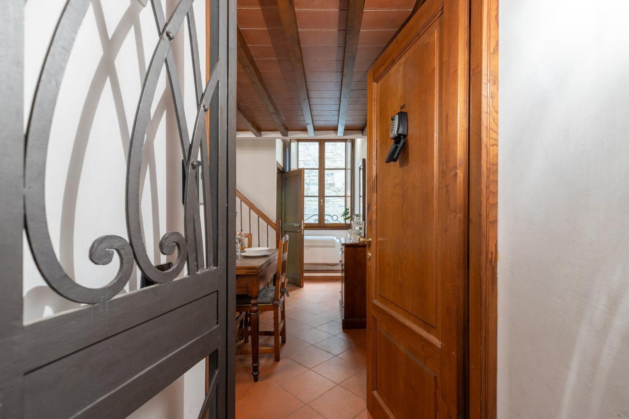 Dimora Storica Uffizi & Ponte Vecchio Apartment *